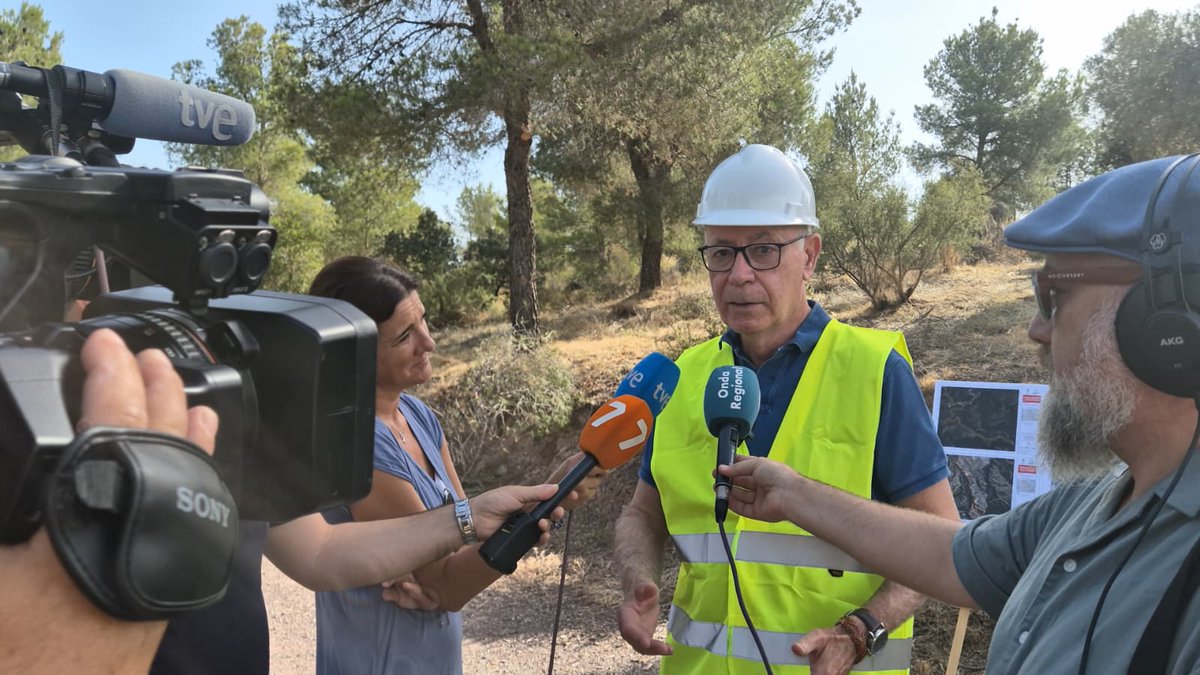 AytoMurcia's tweet photo. El Ayuntamiento actúa en más de 610.000 m² de parques municipales para prevenir incendios forestales.

Se trabaja durante todo el año para garantizar el mantenimiento y conservación de estos espacios.

https://t.co/nccOawOT4t https://t.co/A6JUUdTZpA