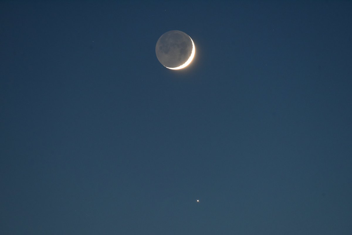 nikonde2525's tweet photo. 月と木星の接近🌒⭐️　今夜は雲がなくて綺麗でした☺️　望遠鏡を出せないのが残念です😅 https://t.co/AgyBTd3VeK