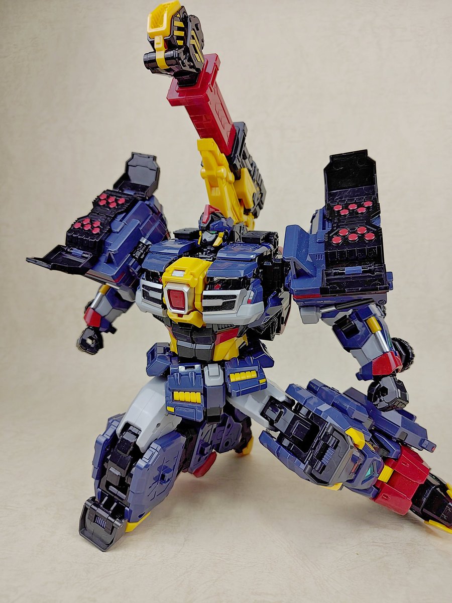 komeBOOK's tweet photo. マッシブで真っ当にクソ強いソリッドホーン好き。
牽制じゃなくて威力あるミサイルバラ撒くのめっちゃ好き。
変形に一切関係しないのに膝が二重関節なの本当好き。
#メタルカードボット https://t.co/NKIFYp7qhz