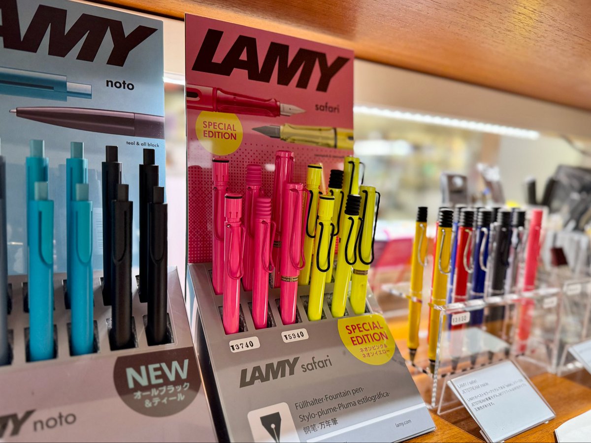 smith_kwsk's tweet photo. 本日LAMY safariの2026年限定カラー、ネオンピンクとネオンイエローが入荷しました◎
ペンシル、油性ボールペン、万年筆の3種類ありますが、なかでもおすすめは万年筆。グリップ部分がクリアになっているんです！
限定カラーは数量限定のため、気になる方はお早めにお求めください。
#LAMY https://t.co/vS7R6slbb5