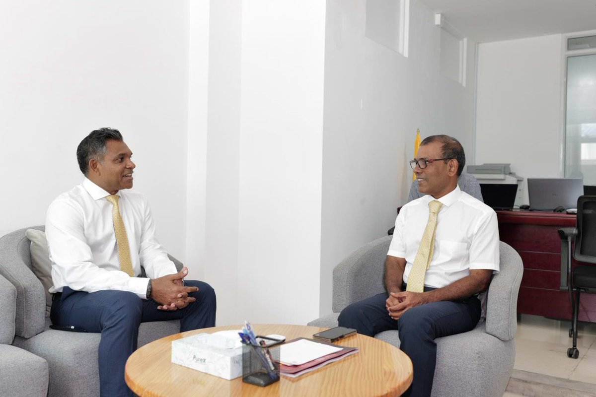 FaisalNasym's tweet photo. މޯލްޑިވިއަން ޑިމޮކްރަޓިކް ޕާޓީ @MDPSecretariat ގެ ޗެއަރޕާސަން ރައީސް މުޙައްމަދު ނަޝީދުއާ  މިއަދު ބައްދަލުކޮށް އެމަނިކުފާނަށް މަރުޙަބާ ދަންނަވައި، ޕާޓީ އިން ކުރިއަށް ގެންދަން ރޭވިފައި ހުރި މަސައްކަތްތަކާއި އަދި ޙަރަކާތްތަކާ ގުޅޭ ގޮތުން ވާހަކަ ދެކެވުނު. 

ޚާއްސަކޮށް ރަށު ކައުންސިލްތަކާ އެކު ގާތުން މަސައްކަތްކޮށް، ރައްޔިތުންގެ ބާރުވެރިކަން އިތުރުކޮށް، ހެޔޮ ވެރިކަމެއްގެ މިސްރާބަށް ޤައުމު ގެންދިޔުމަށްޓަކައި އެމްޑީޕީ އެކަތި ގަނޑަކަށްވެ މަސައްކަތް ކުރުމުގެ މުހިންމުކަމާ މެދު ވާހަކަ ދެކެވުނު. 

އުންމީދަކީ  @MohamedNasheed ގެ ސިޔާސީ ތަޖުރިބާއާ އެކު އެމްޑީޕީ އިތުރަށް ވަރުގަދަވެގެންދިއުން.