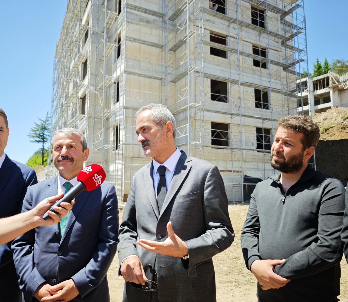 isademirci5's tweet photo. Önceki dönem Milli Eğitim Bakanımız, Ak Parti Ordu Milletvekilimiz Sn. Prof Dr. Mahmut Özer ile birlikte

🟢 4️⃣ blok 7️⃣1️⃣ adet konuttan oluşan TOKi

🟢 5️⃣0️⃣ yatak kapasiteli Öğretmenevi

🟢1️⃣4️⃣0️⃣ kişilik İmam Hatip Lisesi Öğrenci Yurdu inşaatlarında incelemelerde bulunduk https://t.co/U7ohf4kMra