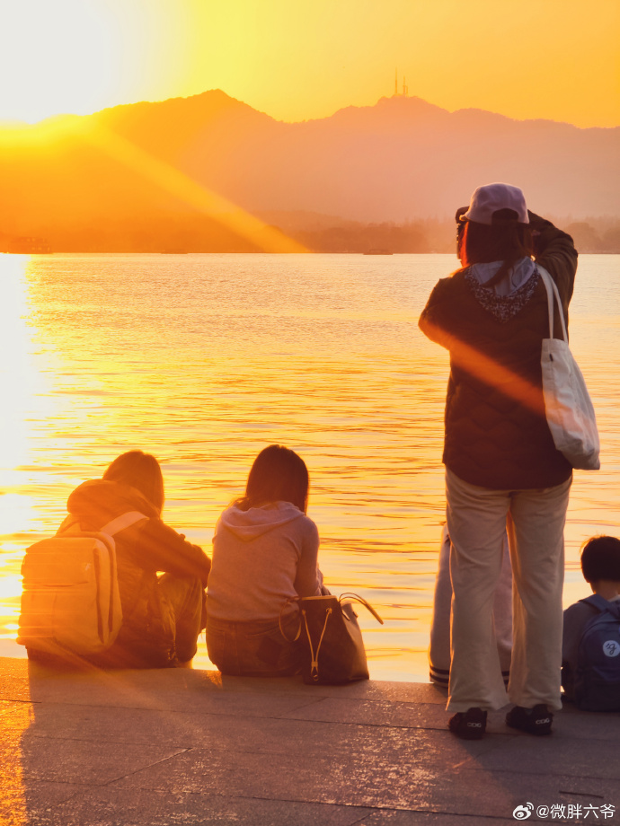 SamueleChiappa's tweet photo. Join our Photography Club’s sunset shoot this Fri by the lake! Capture golden hour vibes, make new friends—sign up via our link in bio. Don’t miss it!， https://t.co/R9srAKVjdu