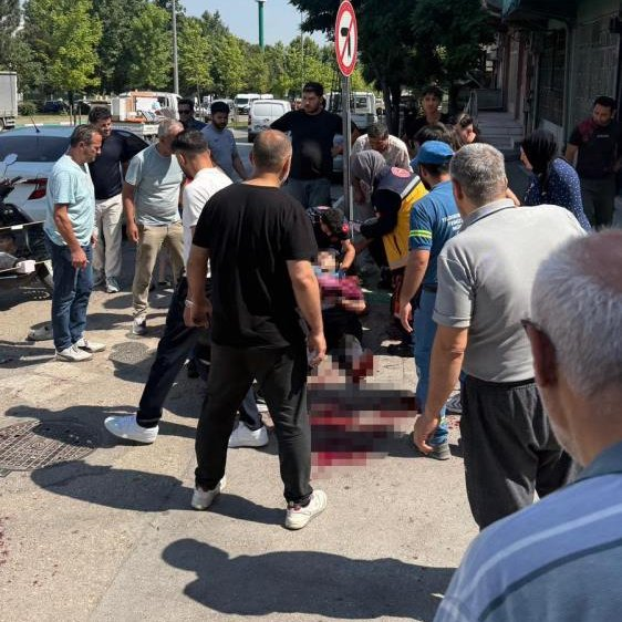 Bursa'da Park Yeri Kavgası: Baba ve Oğlu Bıçakla Yaralandı
