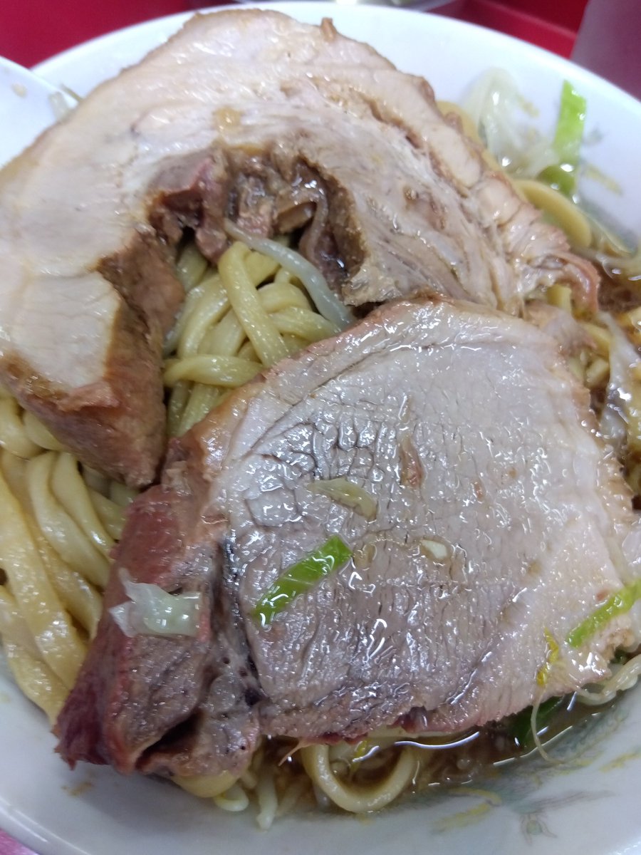 S71363733's tweet photo. ラーメン二郎　越谷店
小ラーメン豚2枚　生卵
豚うまい！
端豚よりも中間の方が好みです！
スープだけ見ると非乳化で二郎に見えないかも！
久しぶりに食べれて美味しかった！ご馳走様でした！ https://t.co/OUlwvqQGOo
