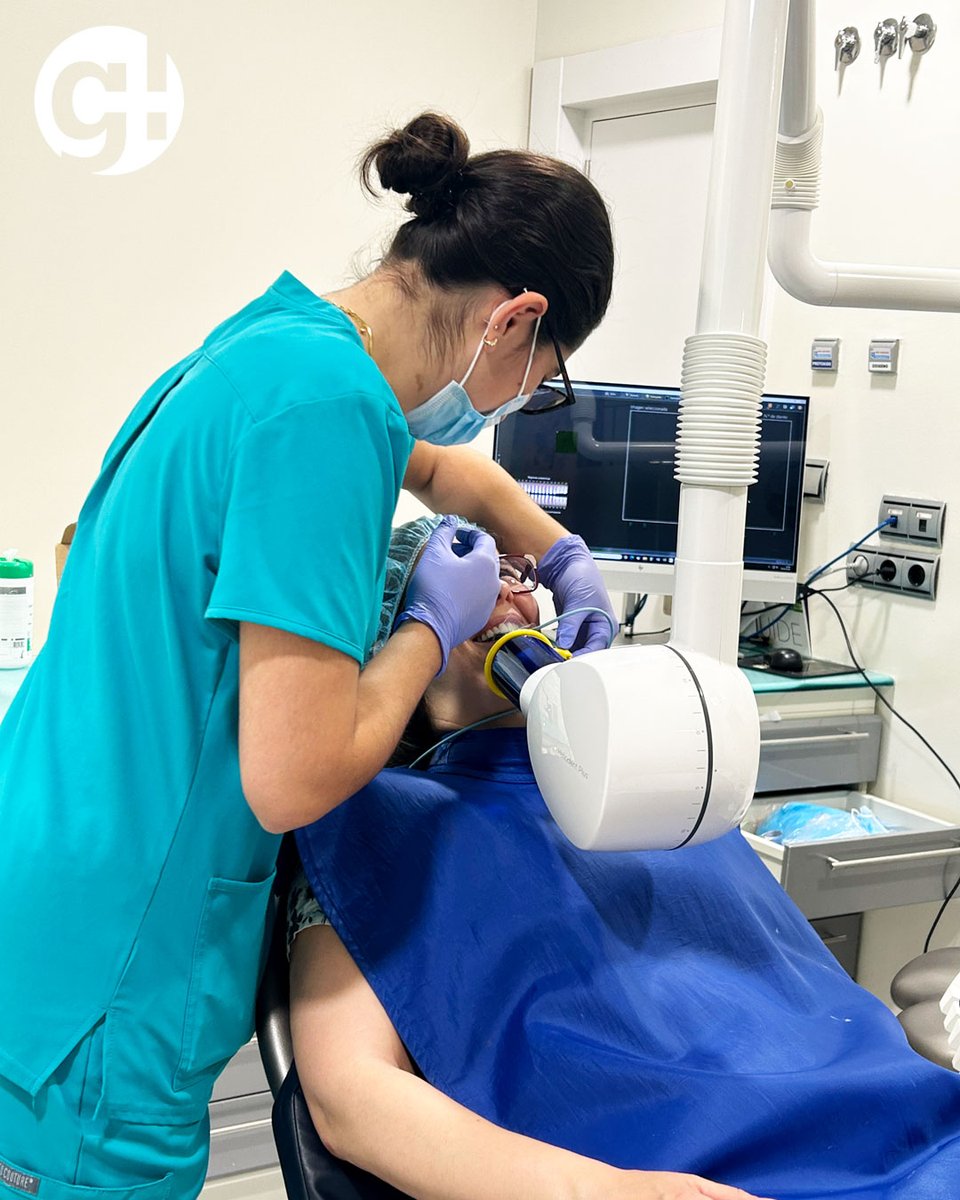 GalvanLobo's tweet photo. La radiografía periapical nos ayuda a obtener una imagen detallada del diente, su raíz y los tejidos que lo rodean. 🦷📸

En la Clínica Dental Galván Lobo contamos con tecnología avanzada para realizar diagnósticos precisos y planificar cada tratamiento. 👩‍⚕️🔍💙 https://t.co/ICKNOpbMhQ
