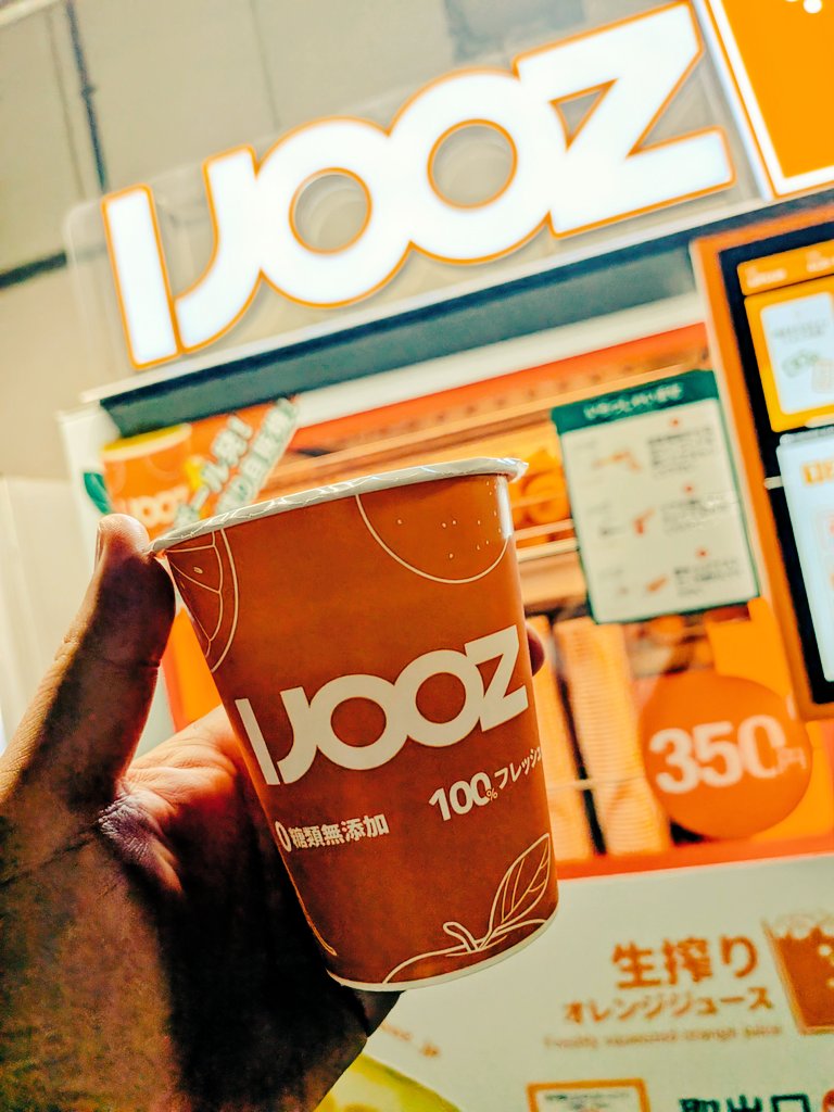 LeftoverRider's tweet photo. 初アイジュース！！

前々から気になってた
生搾り自販機に挑戦✨️

これ美味しいっすねー😊
自分へのプチごほうびだなー💞

#アイジュース
#ijooz
#オレンジ https://t.co/RhaHMP08xB