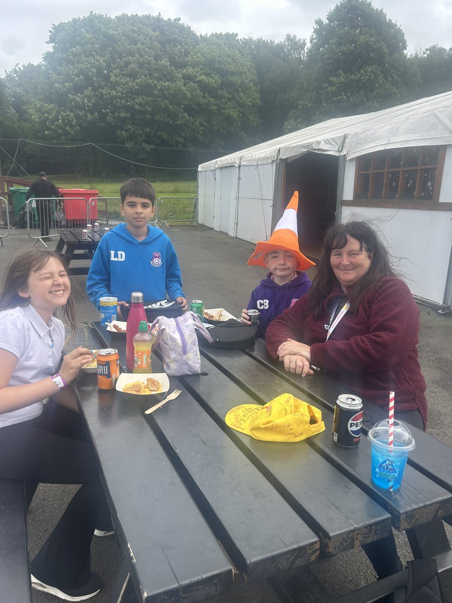 VeldonMrs's tweet photo. We are all having a great time 👌 https://t.co/Ouvy9cXRQW