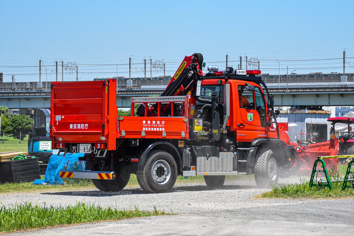 EmergencyThail1's tweet photo. Mercedes-Benz Unimog High-Mobility Rescue Trucks of Tokyo Fire Department (TFD). 🇯🇵🚒

-UNIMOG 4x4, Disaster Rapid Response Team.
-UNIMOG U423 installed with Palfinger crane, 9th Fire Headquarters.

รถกู้ภัยขั้นสูง เบ็นซ์ ยูนิม็อก หน่วยดับเพลิงกรุงโตเกียว
#消防車 https://t.co/Sxbf5xkQUi