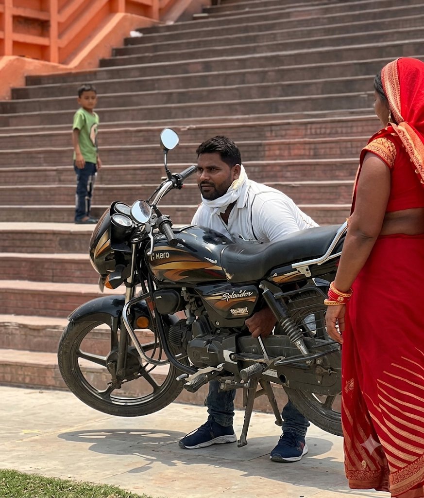 cutedinuv's tweet photo. पहले मंदिर जाते थे दर्शन करने... अब लोग पहुंच रहे हैं Reel बनाने।

उत्तर प्रदेश के प्रतापगढ़ से सामने आए एक वीडियो ने लोगों को हैरान कर दिया है।

बेल्हा देवी मंदिर घाट पर एक युवक ने फिल्मी अंदाज में बाइक उठाकर स्टंट किया, जबकि उसकी पत्नी बाइक पर बैठकर पोज़ देती नजर आई।

लोगों का कहना है कि रील्स और वायरल होने की चाहत में कुछ लोग अब अपनी सुरक्षा के साथ-साथ धार्मिक स्थलों की गरिमा का भी ध्यान नहीं रख रहे हैं।

कुछ सेकंड की वायरल वीडियो के लिए किया गया एक गलत कदम, कभी-कभी बड़ी परेशानी का कारण बन सकता है।

वीडियो वायरल होने के बाद पुलिस ने मामले का संज्ञान लिया है और जांच शुरू कर दी है।

क्या धार्मिक स्थलों पर इस तरह की Reel और स्टंटबाजी पर रोक लगनी चाहिए?