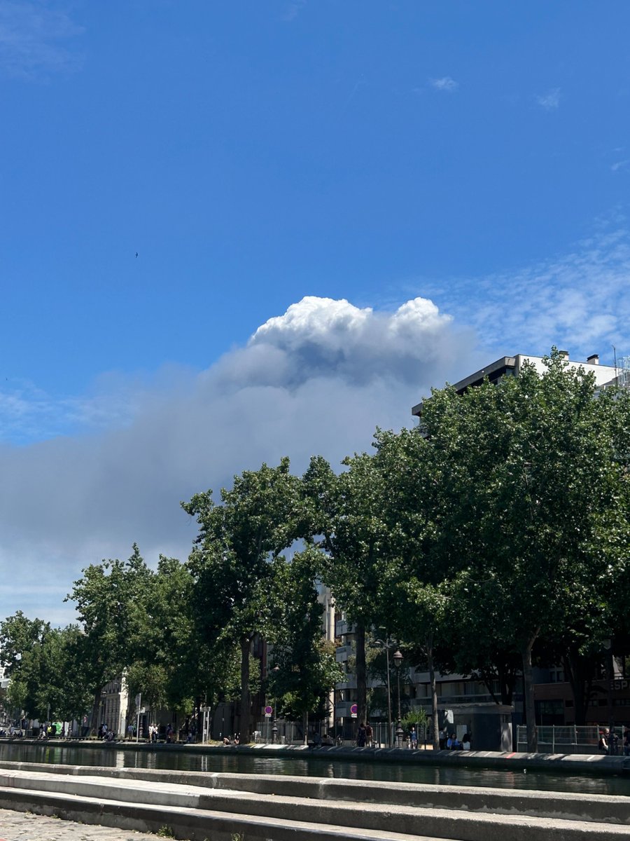 louiselesfleurs's tweet photo. Énorme incendie à Paris https://t.co/feWzOJnlUG