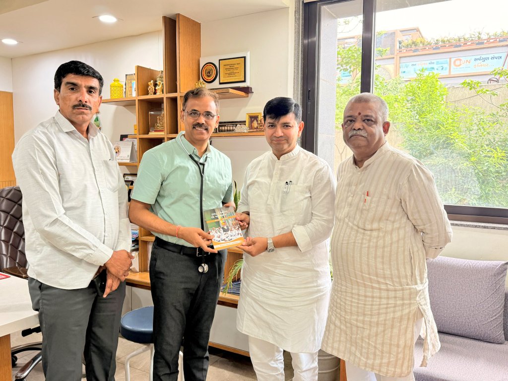 pravinmalibjp's tweet photo. આજે પાલનપુર ખાતે અમૃતમ હોસ્પિટલના જાણીતા ફિઝિશિયન ડો. આશિષભાઈ જોશી સાથે શુભેચ્છા મુલાકાત કરી.

આ મુલાકાત દરમિયાન દેશના યશસ્વી પ્રધાનમંત્રી શ્રી @narendramodi સાહેબના નેતૃત્વમાં દેશ અને ગુજરાતમાં થયેલા અભૂતપૂર્વ વિકાસ કાર્યો તેમજ વિવિધ જનકલ્યાણકારી યોજનાઓ અંગે સકારાત્મક સંવાદ કર્યો.

આ તકે ધારાસભ્ય શ્રી @AniketThakerBJP જી સાથે હાજર રહ્યા હતા.

#12YearsOfSeva