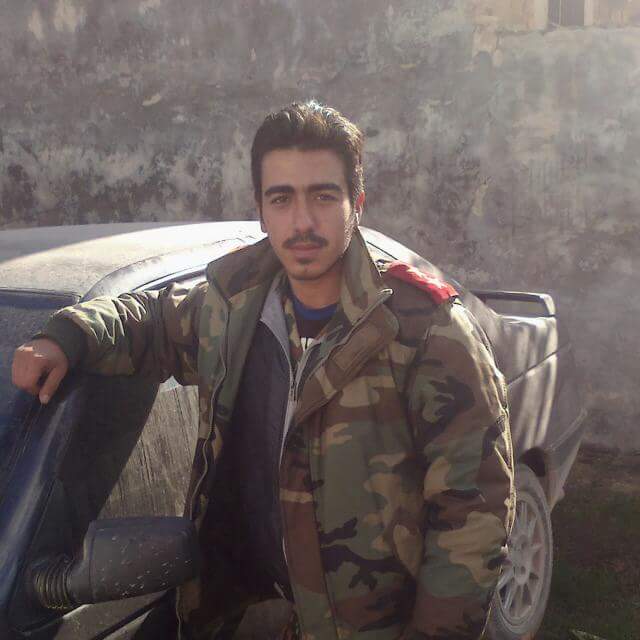 ahmad16067's tweet photo. #كي_لاننسى_آجرامهم
 ايهم جمعه خالد الكدو الجديع     ينحدر من قرية تل ملح ريف حماة الغربي الشمالي
مجرم حرب ويعد من افظع مجرمين الحرب وقدم طاعة عمياء وولاء للنظام وبيت الاسد
وهذة صورة التقطت له عام ٢٠١٥ يقطع رؤس الثوار
واما بباقي الانتهاكات لاتعد وتحصى https://t.co/uGBcPCKVrP