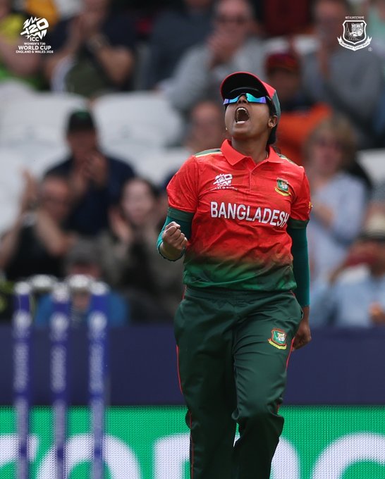 WHAT A CATCH! 🤯🔥 Ritu Moni pulls off a superb catch as Marufa Akter removes Beth Mooney. 🇧🇩🏏