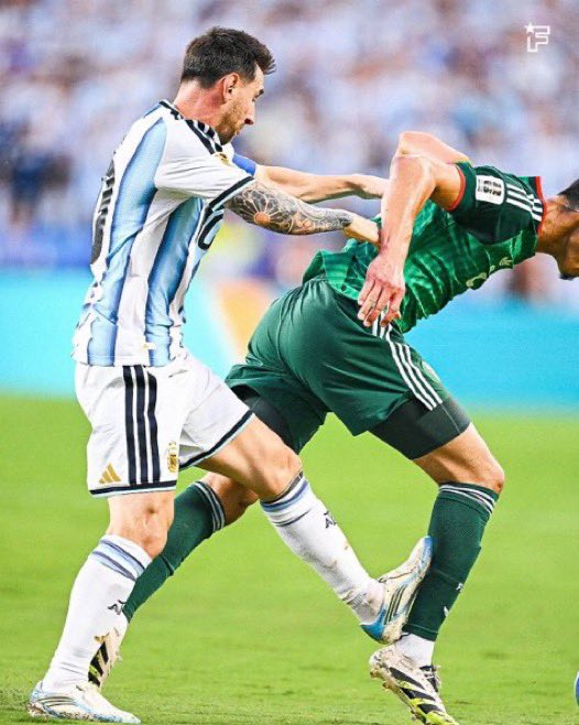 UltraSentido's tweet photo. Qué dirías si tuvieras que opinar sobre esta imagen dejando a un lado el fanatismo y la idolatría por un jugador?

Será que la FIFA sigue beneficiando al jugador argentino como están comentando muchas personas que según son expertas en el tema 

O qué opinión tienes sobre esta imagen precisamente?