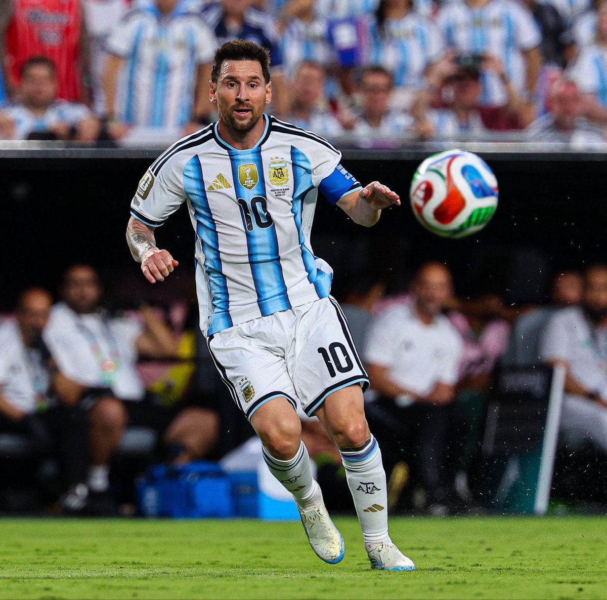 futtmais's tweet photo. Rodrigo De Paul:

"Eu juro para vocês, Messi não conhece os recordes que ele quebrou e nunca se importa com isso. 

Ele simplesmente joga e quebra todos os recordes." https://t.co/ValOJjrxPb