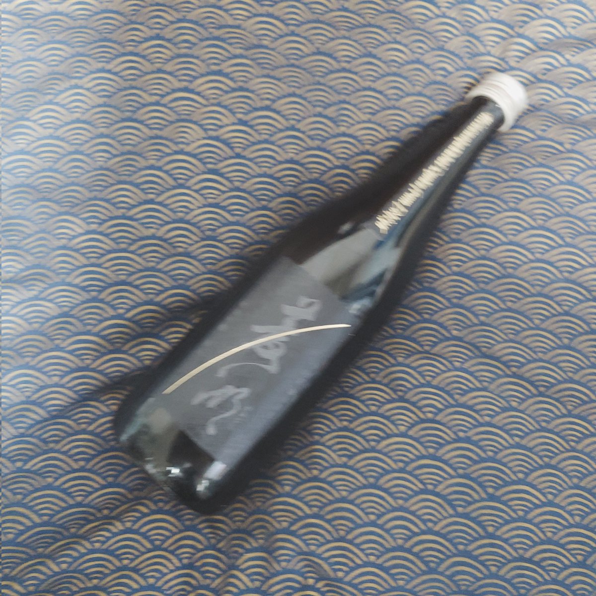 daruya2's tweet photo. 菱湖 THE BACE 純米吟醸 辛口【新潟県 峰乃白梅酒造】
丸い口当たりから仄かなりんご感。苦味の余韻。キレのある後味。
原材料名：米(国産)、米麹(国産米)
精米歩合：55%
アルコール分：16度 https://t.co/MwRSA15WtE