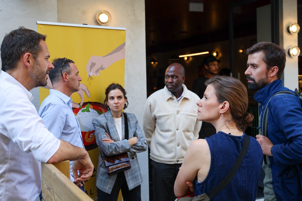 David_Belliard's tweet photo. Depuis 10 ans, Refugee Food et son festival ouvrent des cuisines à des cuisiniers et cuisinières réfugié·es. Le résultat : des menus inédits qui mêlent différentes traditions culinaires ! https://t.co/3w3gIo56IE