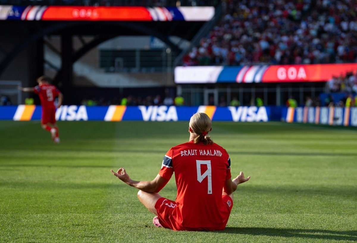 camuscleansheet's tweet photo. Inget waktu Camus bilang ranking FIFA Norwegia (ke-31) nggak nyeritain data yang sebenarnya?

Haaland baru aja bikin brace di debut Piala Dunia-nya.

🇮🇶Iraq 1-4 Norway🇳🇴. 
Perjalanan tim "Dark horse" ini dimulai💀

Pic by: @HQpcrt https://t.co/VXTplYLgXb