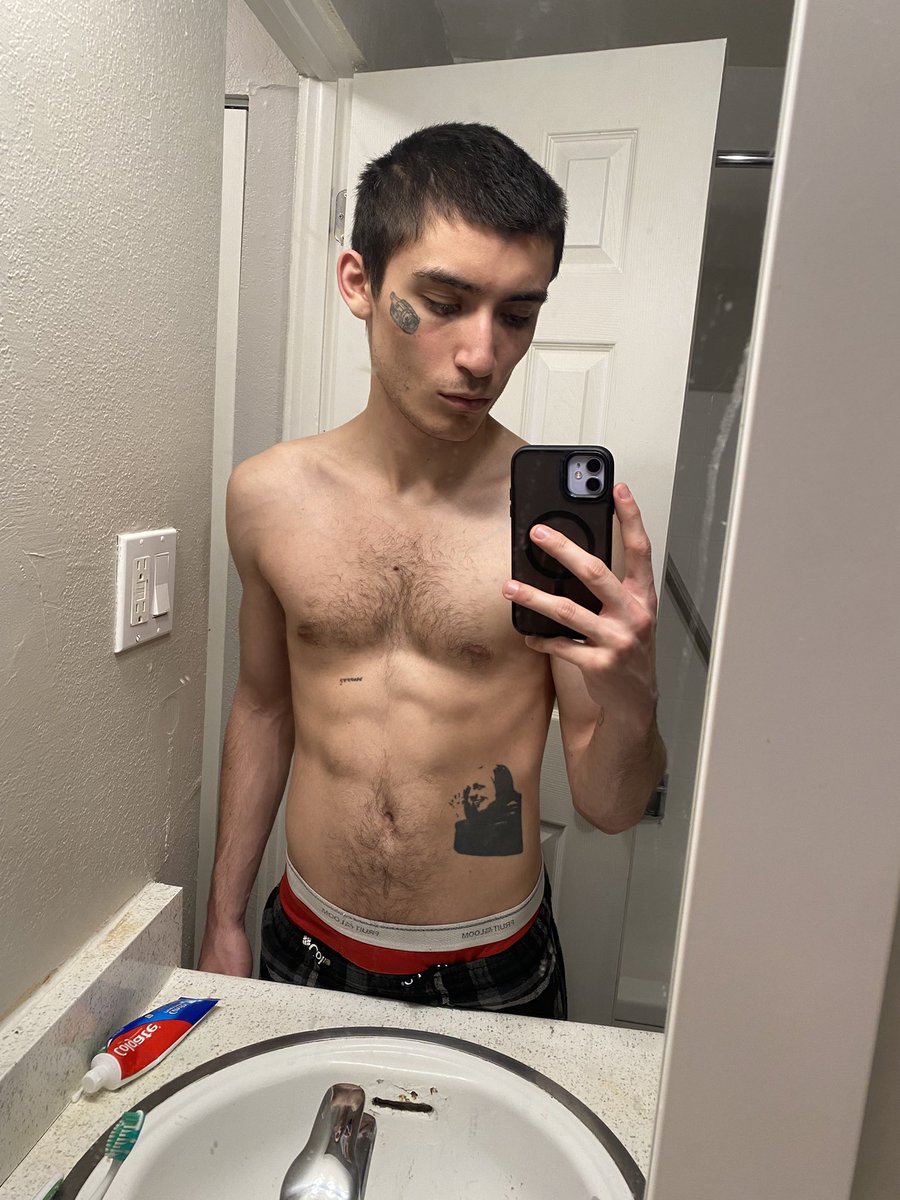 silhocybin's tweet photo. just a #skinnyguy hitting the #gym 🚶‍♂️💯 https://t.co/9xQEYA9sJc