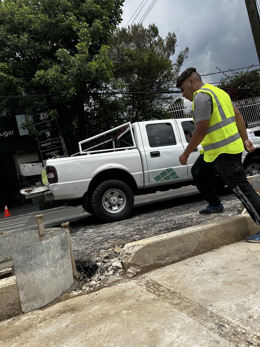 ObserPedregal's tweet photo. @loarnmar @AlcaldiaAO @beltrandelrio @PedregalComite @paulisalcocer Increíble que esta obra la semana que entra cumple 1 año,nunca presentaron el proyecto,nunca hubo consulta vecinal y no se sabe si se hicieron los estudios correspondientes por ley.Sería interesante saber si cuentan con los permisos necesarios para realizarla y quien se beneficia https://t.co/QClm68Fsx2