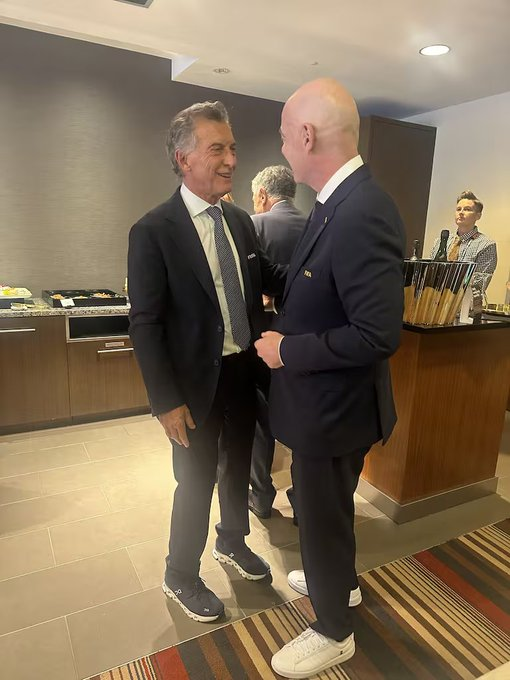 MacriElKiller's tweet photo. - Entonces la vieja corrupta tiene que pedir permiso para salir al balcón por haberse afanado todo
- Jajaja que chad, Mauricio. Vamos por un canapé https://t.co/ei1soAvEPU