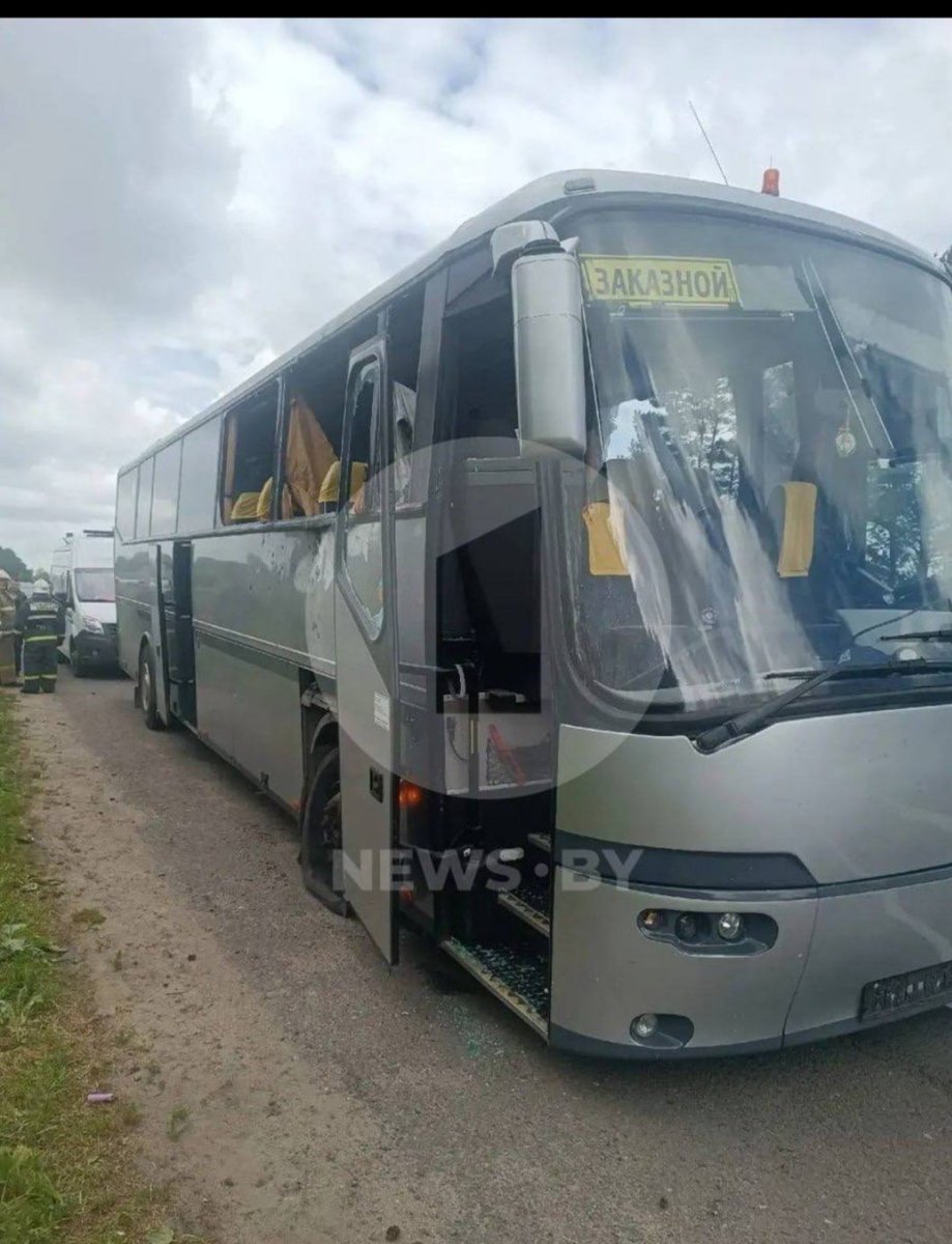 prosto_red's tweet photo. @ZelenskyyUa @bundeskanzler The Ukrainian Armed Forces (UAF) attacked a bus carrying children (a children's soccer team from Gomel, Bryansk Oblast). A woman accompanying the team was killed. One child is in critical condition, and seven children are in the hospital. https://t.co/hqaTkiuxDQ