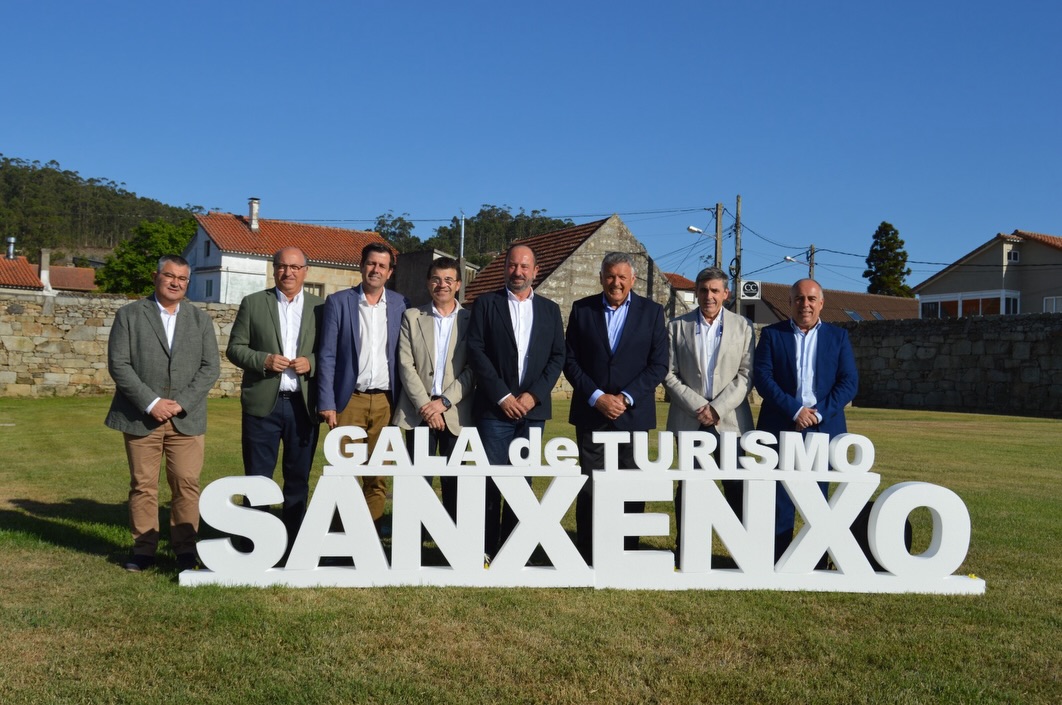 CETSanxenxo's tweet photo. Enhorabuena a todos los profesionales premiados en la I Gala de Turismo de #Sanxenxo que sirvió para reconocer la excelencia de 55 establecimientos y entidades que renovaron #Sicted así como a los ganadores del XV Degusta Tapas @QCalidad @concello_sxx @Turgalicia @InfoSalnes https://t.co/QtXUmw7Psx