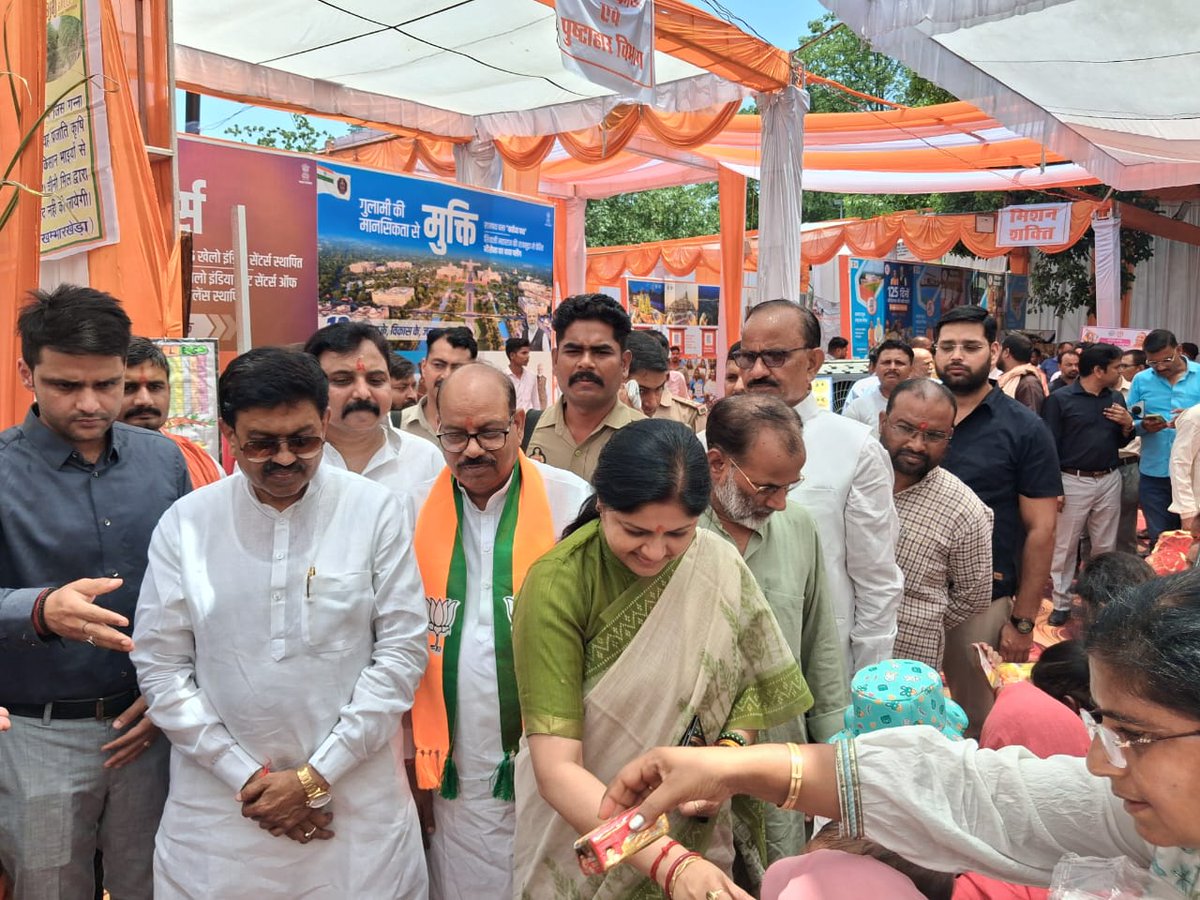 GangwarTP's tweet photo. आज विलोवी मैमोरियल हाल लखीमपुर में भारत सरकार के विश्वास , विकास , और जनकल्याण के 12 वर्ष पर आयोजित प्रदर्शनी के अवलोकन में पूर्व केन्द्रीय गृह राज्य मंत्री मा . अजय मिश्र टैनी जी व भाजपा प्रदेश मंत्री श्रीमती अर्चना मिश्रा , जिलाध्यक्ष श्री अरविन्द गुप्ता के साथ सहभागिता रही https://t.co/K3BNwxU33s