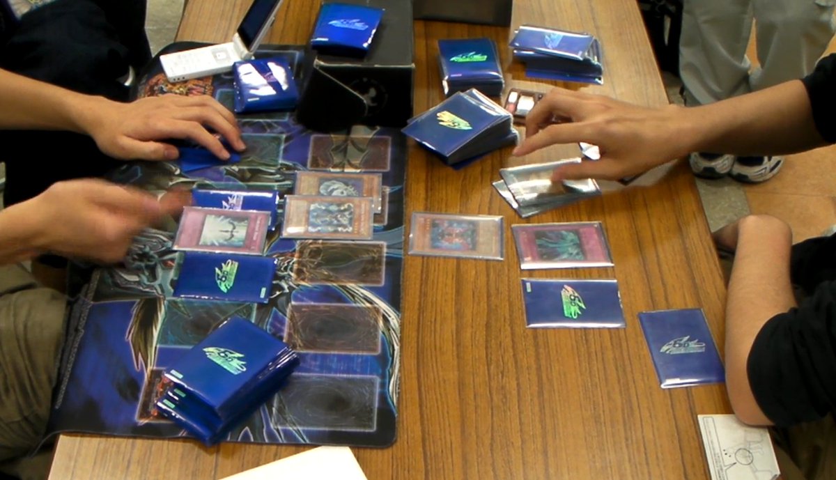 145_YP's tweet photo. はじめてのカードゲーム大会運営（2010.03.20）
当時はCSという文化自体が黎明期で、そもそも自分もCSを知らなかったので手探りだったなぁ。
レシピも参加者名簿も残ってないけど、駅前の大会議室が埋まったから100人くらいは集まったような？
画像は対戦動画が残ってたのでその切り出し。懐。 https://t.co/jJmT0CWxzY