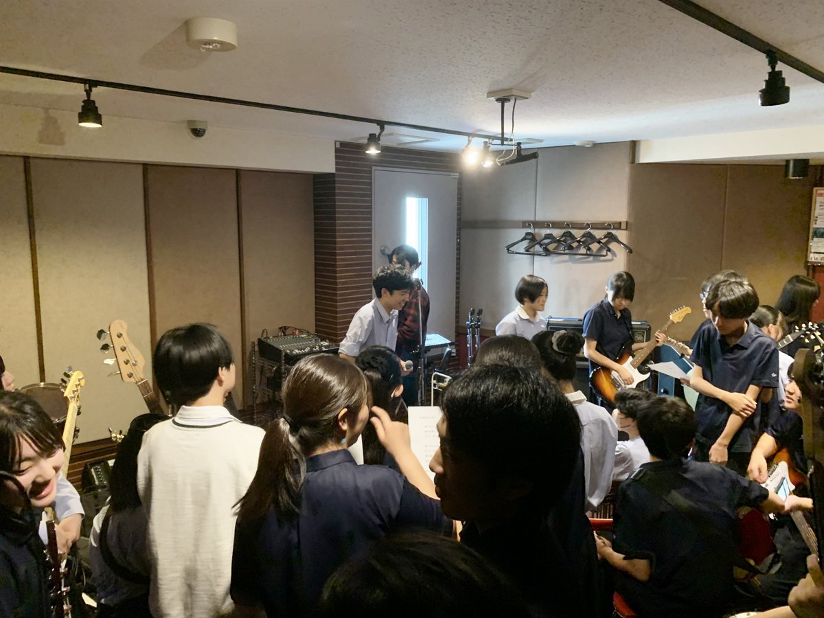 StudioAdviser's tweet photo. 市川東高校のボーカルセミナーとギター＆ベースセミナーが終了しました。１年生が、なんと30名以上の参加（過去最高）でしたが全員良い目をしていたので伝えたかった大切なことを吸収できたと思います！
チーム市川東！これからも応援しています！
（中央に移っているのはジェイズスタジオの佐藤さん） https://t.co/cctVDxYv1w