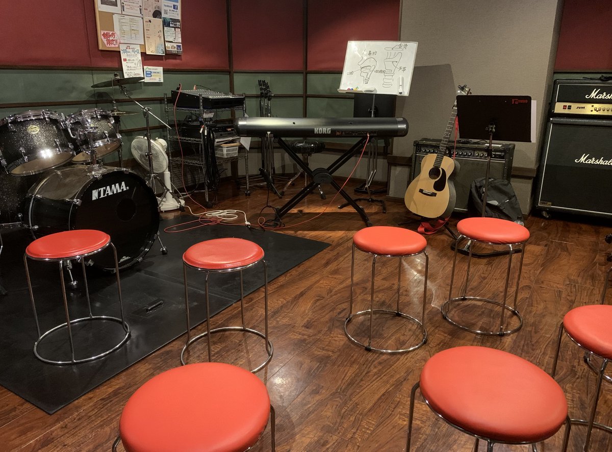 StudioAdviser's tweet photo. 市川東高校のボーカルセミナーとギター＆ベースセミナーが終了しました。１年生が、なんと30名以上の参加（過去最高）でしたが全員良い目をしていたので伝えたかった大切なことを吸収できたと思います！
チーム市川東！これからも応援しています！
（中央に移っているのはジェイズスタジオの佐藤さん） https://t.co/cctVDxYv1w