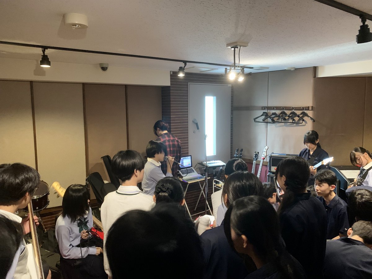 StudioAdviser's tweet photo. 市川東高校のボーカルセミナーとギター＆ベースセミナーが終了しました。１年生が、なんと30名以上の参加（過去最高）でしたが全員良い目をしていたので伝えたかった大切なことを吸収できたと思います！
チーム市川東！これからも応援しています！
（中央に移っているのはジェイズスタジオの佐藤さん） https://t.co/cctVDxYv1w
