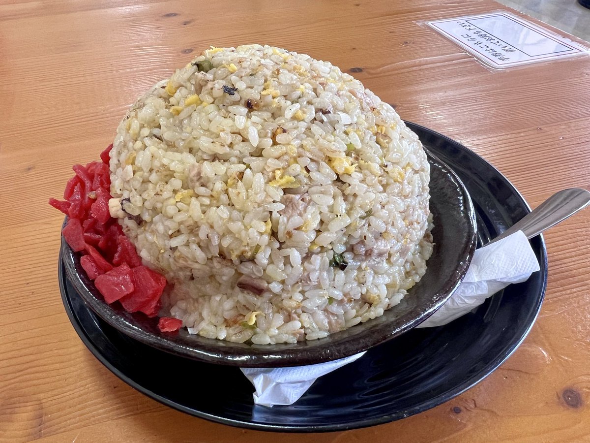 SalutSakura's tweet photo. 今日は秋田の🍴爆盛り🏍️ツーリングに行ってきたよー🙌

半炒飯頼んだのに、一般的な炒飯の2倍近くあるんじゃない？コレ😳めちゃくちゃ美味いし値段は何と¥400‼️
🌸界隈炒飯ランキング1位🥇を獲得しました🙌✨✨

顔出しと🍦ノルマも達成して無事帰宅
それにしても秋田31度は暑すぎ💦
#山内食堂 https://t.co/dsaktRsTBV