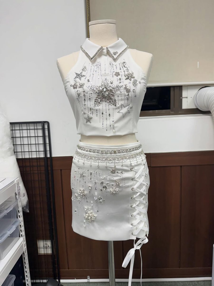 godchoiyena's tweet photo. YENA's custom-made outfits 👗

#최예나 #예나 #YENA #イェナ #崔叡娜 https://t.co/TrEW8JM65d