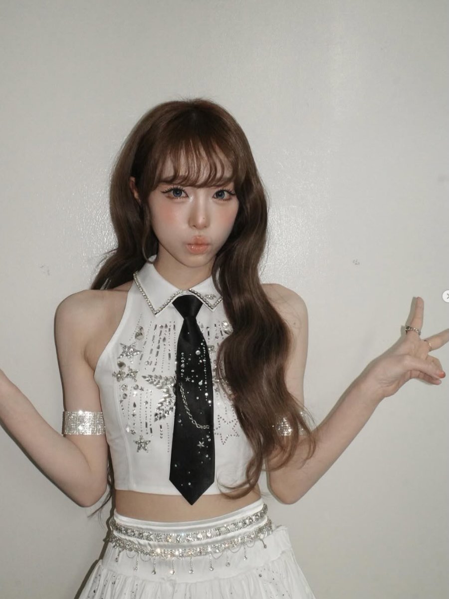 godchoiyena's tweet photo. YENA's custom-made outfits 👗

#최예나 #예나 #YENA #イェナ #崔叡娜 https://t.co/TrEW8JM65d