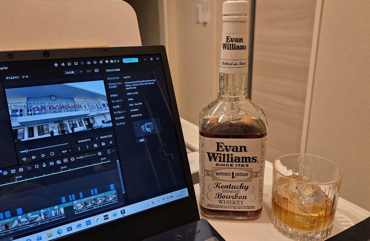 wrxrs5's tweet photo. ふぅようやく仕事終わって、バーボンをヤリ(飲み)ながら別の仕事(動画編集)なう🥃次回の動画はベトナム鉄道でドンホイからヴィンに移動します。 https://t.co/heqladyF2i