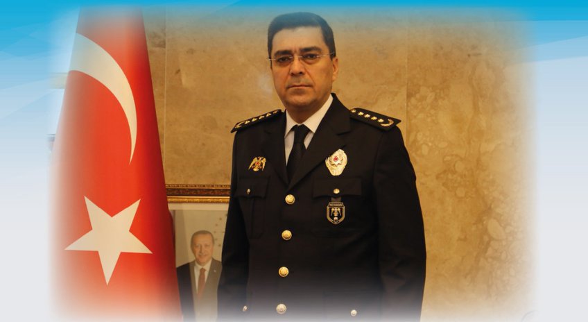 MslmEski2's tweet photo. Türkiye'nin büyükşehirleri arasında en genç emniyet müdürüne sahip olmanın gururunu yaşıyoruz! Sayın Atilla Aksoy'un göreve gelmesiyle şehrimizde güvenlik, huzur ve hizmet anlayışında yeni bir dönem başladı. Atatürk'ün o muhteşem sözü gibi —"Millete efendilik yoktur. Ona hizmet vardır. Bu millete hizmet eden onun efendisi olur." müdürümüz de hizmet odaklı, dinamik ve genç bir vizyonla Urfa'mıza değer katıyor
SAYIN 
@Atilla__Aksoy disiplinli çalışmaları, tecrübesi ve enerjisiyle kısa sürede hem personelin hem de vatandaşların takdirini kazandı. Şanlıurfa gibi stratejik öneme sahip, büyük bir metropolde genç bir liderin atılması, şehrimizin geleceğine yapılan önemli bir yatırım. Daha güvenli sokaklar, daha hızlı müdahaleler, daha etkin mücadele ve halkla iç içe bir emniyet teşkilatı için güçlü adımlar atılıyor.Urfa'mız artık sadece tarihi ve kültürel zenginliğiyle değil, aynı zamanda modern, genç ve dinamik yönetim anlayışıyla de ön plana çıkıyor. 

Gel gör ki bu kadar başarılı bir insana vekil hazımsızlığı yüzünden şehrimize yön vermek istemleri bizleri derinden ölmekte olup bu yanlışların tekrar edilmemesi şehrimizin yararına olacaktır