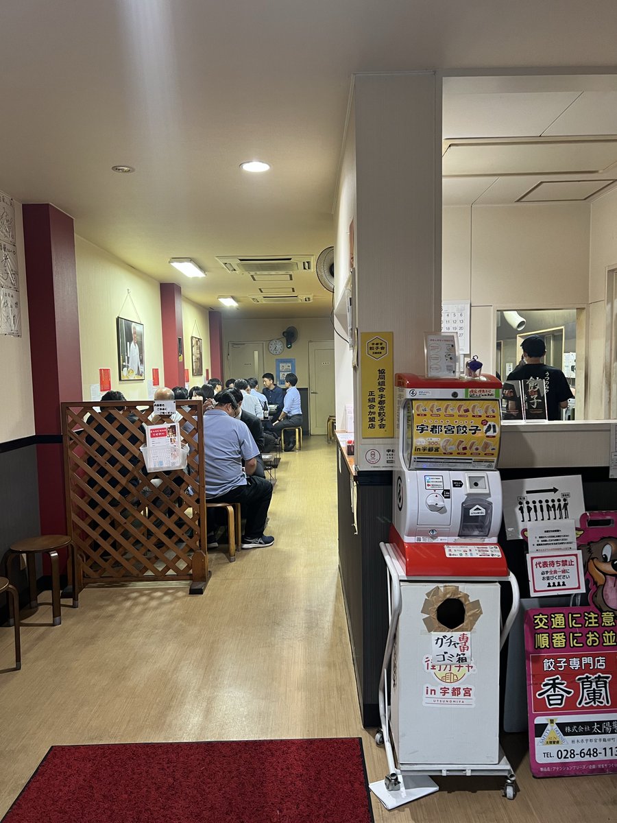 nippon_edit's tweet photo. 「栃木出張メシ」
2008年、宇都宮で最も愛された
餃子屋が閉じた

創業者の腰原宏一は、昭和34年からたった一人で餃子を包み続けてきた。カウンターだけの小さな店。メニューは焼と揚げだけ。50年間、毎日。

70歳を超えて限界が来た。���継者はいなかった。

常連は悔やんだ。「そのうち行こうと思っていたら、閉店していた」と。

だが3年後、奇跡が起きる。香蘭のファンだった人物が、先代の味を受け継いで店を再建した。復活を支えたのは、浜松の町工場が作った全自動餃子製造機「TX-16」。1時間に1万個を包めるこの機械が、職人一人の手仕事を未来につないだ。

テレビ東京「カンブリア宮殿」はこの復活劇を全国に伝えた。

2026年現在、香蘭は宇都宮市内に4店舗。食べログ「餃子百名店」に3度選出。厚い皮、国産野菜、シンプルなメニュー。67年前と変わらない味が、今日も出されている。

一度死んだ店が蘇ったのは、その味を忘れられなかった誰かがいたからだ。

--

【メニュー／Menu】

焼餃子（6個）390円 水餃子（6個）390円 揚餃子（6個／数量限定）390円 ピリ辛ネギ餃子（6個）580円

西口店限定 おろししそ餃子 500円 タンタンスープ餃子 500円 スパイシーサルサ餃子 500円

--

【店舗情報／Store Info】

本店 宇都宮市本町1-24 11:30-20:00／火曜定休 東武宇都宮駅 徒歩7分 24席／現金のみ／予約不可 駐車場なし（近隣コインパーキング利用）

宇都宮駅西口店 宇都宮市駅前通り1-5-9 11:00-21:00／火曜定休 JR宇都宮駅西口 徒歩3分 28席／テイクアウト可／限定メニューあり 駐車場なし（近隣コインパーキング利用）

やなぜ店 宇都宮市簗瀬町1444-3 フレスポうつのみや市場内 11:00-20:00（LO19:30）／火曜定休 駐車場あり（フレスポ共用）

来らっせ店 宇都宮市馬場通り2-3-12 MEGAドン・キホーテB1F 平日 11:00-20:30（LO20:00） 土日祝 11:00-21:00（LO20:30） 年中無休

ー　ー

【ア��セス／Access】

東京→宇都宮 新幹線 約50分 2023年開業LRT（ライトライン）で市内移動も便利 
※公式サイト引用/ソース

ー　ー

歴史、���活の全記録、食べ方まですべてまとめました。 （note記事チェック）

In 2008, one of Utsunomiya's most beloved gyoza shops closed.

Founder Koichi Koshihara had wrapped every dumpling alone since 1959. A tiny counter-only shop. Just fried and deep-fried gyoza. Every day for 50 years.

Past 70, his body gave out. No successor.

Three years later, a devoted fan inherited the recipe and rebuilt the shop. A fully automated machine called "TX-16," built by a small factory in Hamamatsu, made it possible to mass-produce while preserving the original taste. TV Tokyo's "Cambria Palace" broadcast this comeback nationwide.

As of 2026, Kouran runs 4 locations in Utsunomiya. Three-time Tabelog "Top 100 Gyoza" selection. Thick skin, all-domestic vegetables, almost nothing on the menu but dumplings. The same flavor, unchanged for 67 years.

A shop came back from the dead because someone refused to let the taste disappear.

--

Menu

Pan-fried gyoza (6 pcs) 390 yen Boiled gyoza (6 pcs) 390 yen Deep-fried gyoza (6 pcs / limited qty) 390 yen Spicy green onion gyoza (6 pcs) 580 yen

West Exit shop exclusives Grated shiso gyoza 500 yen Tantan soup gyoza 500 yen Spicy salsa gyoza 500 yen

--

Store Info

Main shop 1-24 Honcho, Utsunomiya 11:30-20:00 / Closed Tue 7 min walk from Tobu-Utsunomiya Sta. 24 seats / Cash only / No reservations No dedicated parking (coin parking nearby)

West Exit shop 1-5-9 Ekimae-dori, Utsunomiya 11:00-21:00 / Closed Tue 3 min walk from JR Utsunomiya Sta. West Exit 28 seats / Takeout available / Exclusive menu No dedicated parking (coin parking nearby)

Yanaze shop 1444-3 Yanaze-cho, Utsunomiya (inside Frespo) 11:00-20:00 (LO 19:30) / Closed Tue Shared parking available

Kirasse shop 2-3-12 Baba-dori, Utsunomiya (MEGA Don Quijote B1F) Weekdays 11:00-20:30 (LO 20:00) Weekends/Holidays 11:00-21:00 (LO 20:30) Open year-round

--

Access

Tokyo to Utsunomiya: approx. 50 min by Shinkansen LRT (Light Line) opened Aug 2023 for easy city travel Official site

--

We have compiled everything from the history and full record of its revival to the best ways to eat it. (Check the note article)