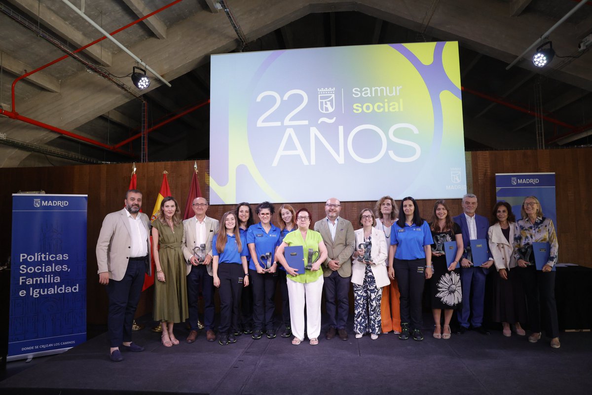fernandezsj's tweet photo. Hoy hemos celebrado el 22 aniversario de @SAMURSocialMAD junto al concejal presidente del distrito Centro, Carlos Segura -@seguragc- y gran parte del equipo de SAMUR Social. 

22 años estando al lado de quienes más lo necesitan en los momentos más difíciles.

Detrás de cada emergencia hay personas, y detrás de cada respuesta está el equipo de SAMUR Social, acompañando, protegiendo y devolviendo esperanza a quienes más lo necesitan.

Gracias a todos los asistentes y enhorabuena a aquellos que han sido reconocidos por su labor.

+info:
https://t.co/JPkDNE5b41
