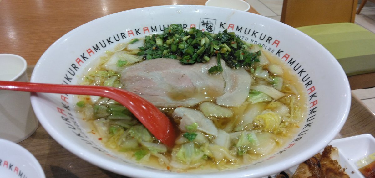 marumarumarrr's tweet photo. スクーター当て逃げされた気分転換に、セローさんに乗り換えて三芳PAに裏口入場しての晩ごはん🍜
本日は怒りの？餃子セットです😆✋(笑) https://t.co/wwXyzn5SaL