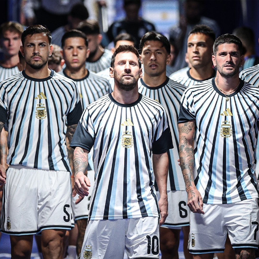 jet_ikue's tweet photo. Did anyone notice how the Argentines exited the pitch at half time.

They assembled at the middle, once Messi joined, they walked behind their majestic leader.

Mad aura
Aura redefined✌🏽🐐 https://t.co/1TnKUPAid7