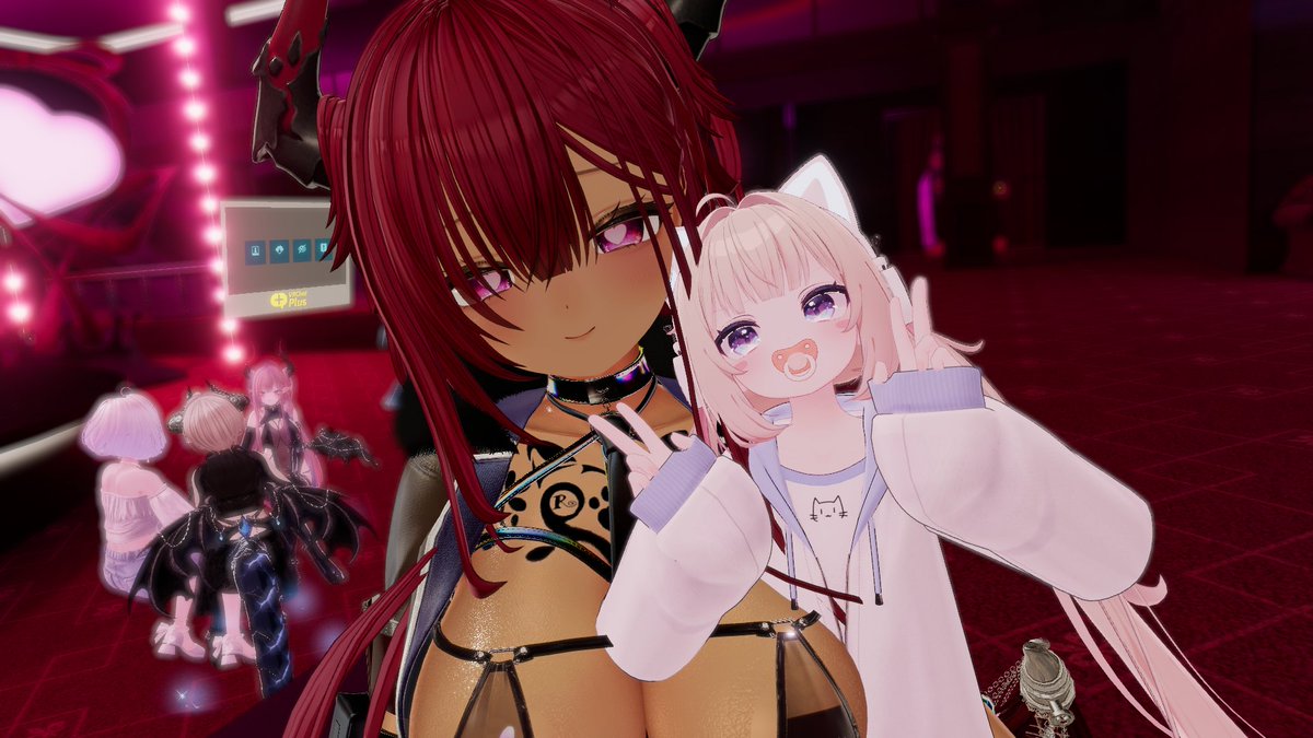 VRCsango's tweet photo. キャストさん達とのツーショット＾＾ｖ https://t.co/QfJ8HrWoDF