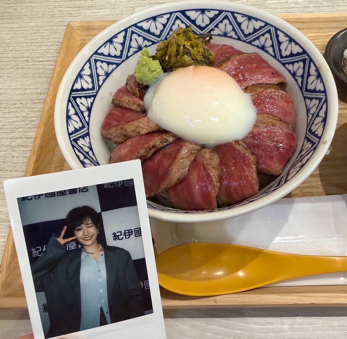 cmbnn301's tweet photo. 尾碕氏のチェキを連れて
熊本の麦わらストアと銅像巡り！！！
あか牛丼も食べれた〜
高知のあか牛も食べたい🤤
 #尾碕真花  #いち活 https://t.co/F7nz0MMvM6