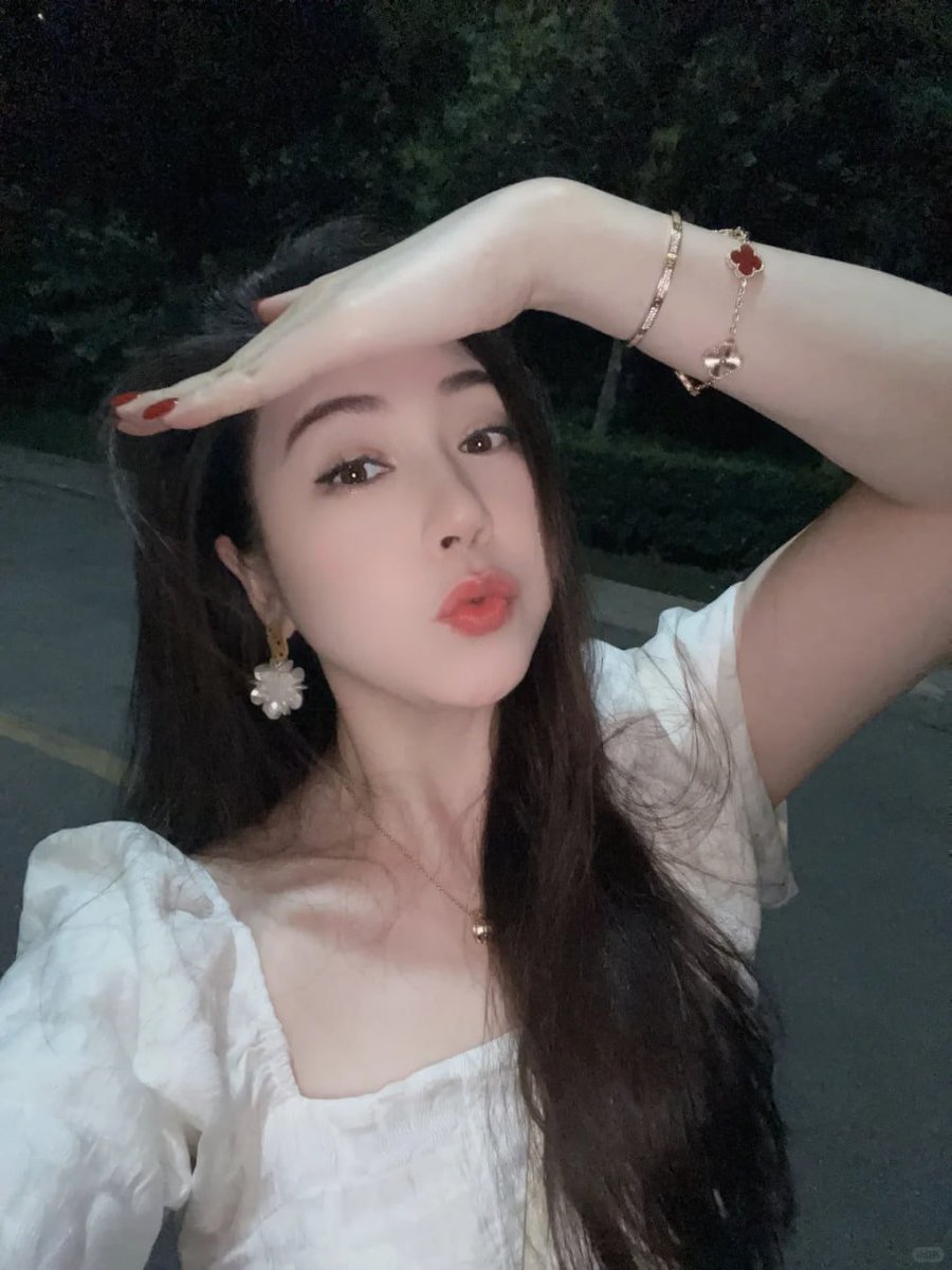 bansari_17's tweet photo. 40岁老阿姨果然没有人喜欢了，年轻的时候我也是美女一枚啊   #40的女人 https://t.co/I7l4jYGbXF