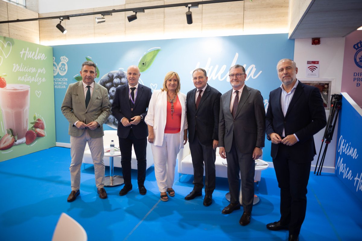 DipuHU's tweet photo. 🤍🍓💙 "Cada vez que una caja de #frutosrojos sale de #Huelva a cualquier mercado del mundo, viaja mucho más que un producto. Viaja una forma de trabajar, una forma de entender la agricultura y una manera de afrontar los retos basada en el esfuerzo, la calidad y el compromiso" https://t.co/vKyjk5RW6G