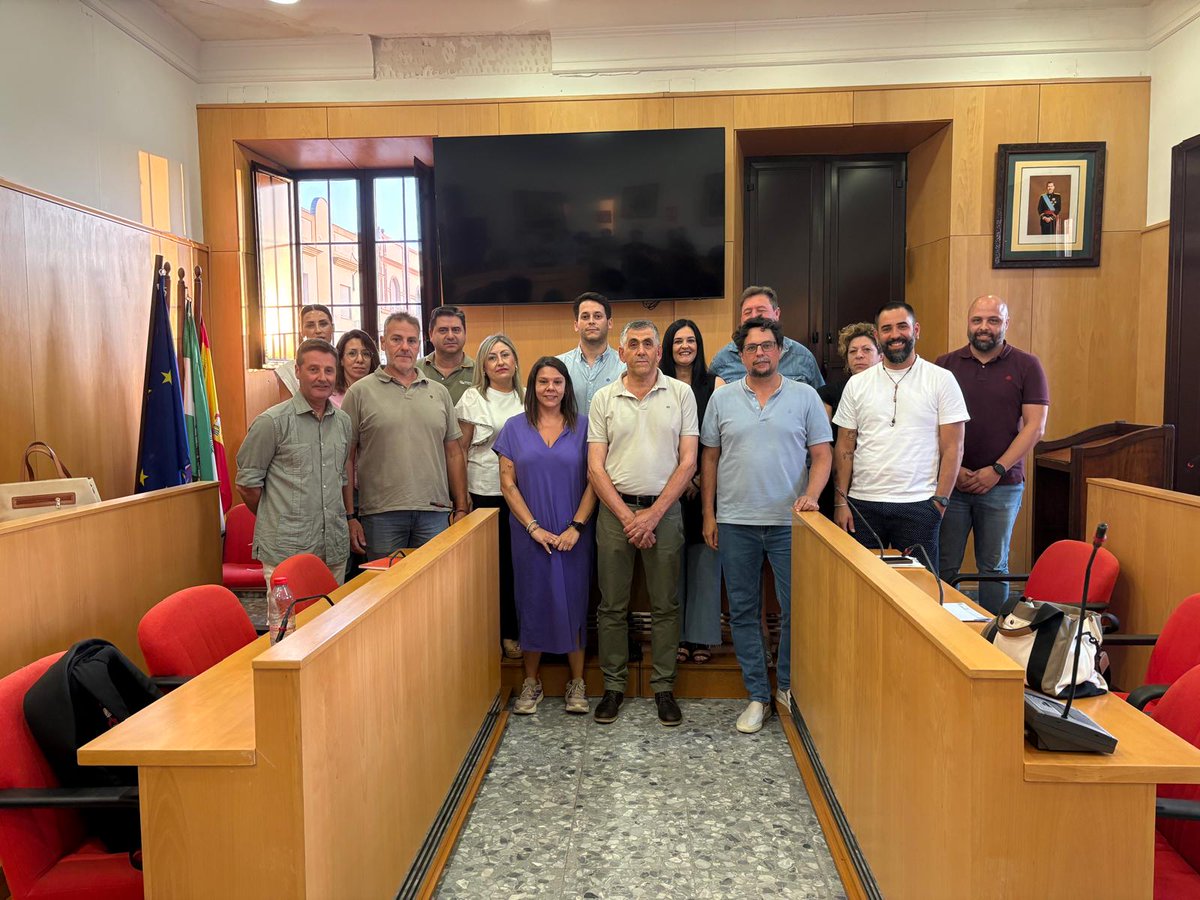 Aytoparadas's tweet photo. EL AYUNTAMIENTO DE PARADAS HOMENAJEA A SU POLICÍA LOCAL Y DESPIDE CON HONORES AL JEFE DEL CUERPO TRAS SU JUBILACIÓN https://t.co/6G5ngmKLF5