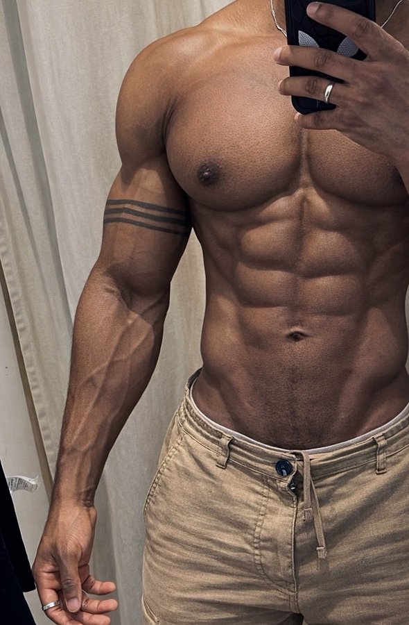 Kxngstn_'s tweet photo. How do y'all get 8 packs?? https://t.co/u7uB8WMI9Q