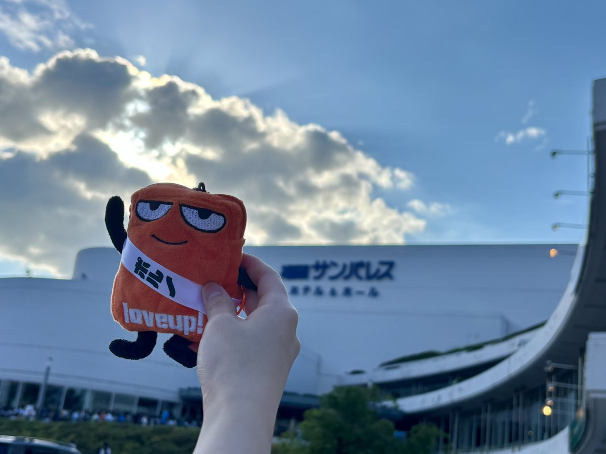 og_mai's tweet photo. 福岡1日目、今までのLIVEで1番近い席😭✨画面確認した時、信じられなくて1回閉じた。TV画面で観るBlu-rayのLIVE映像をリアルで観てるような距離感🥺 https://t.co/QFB0TJJpvS