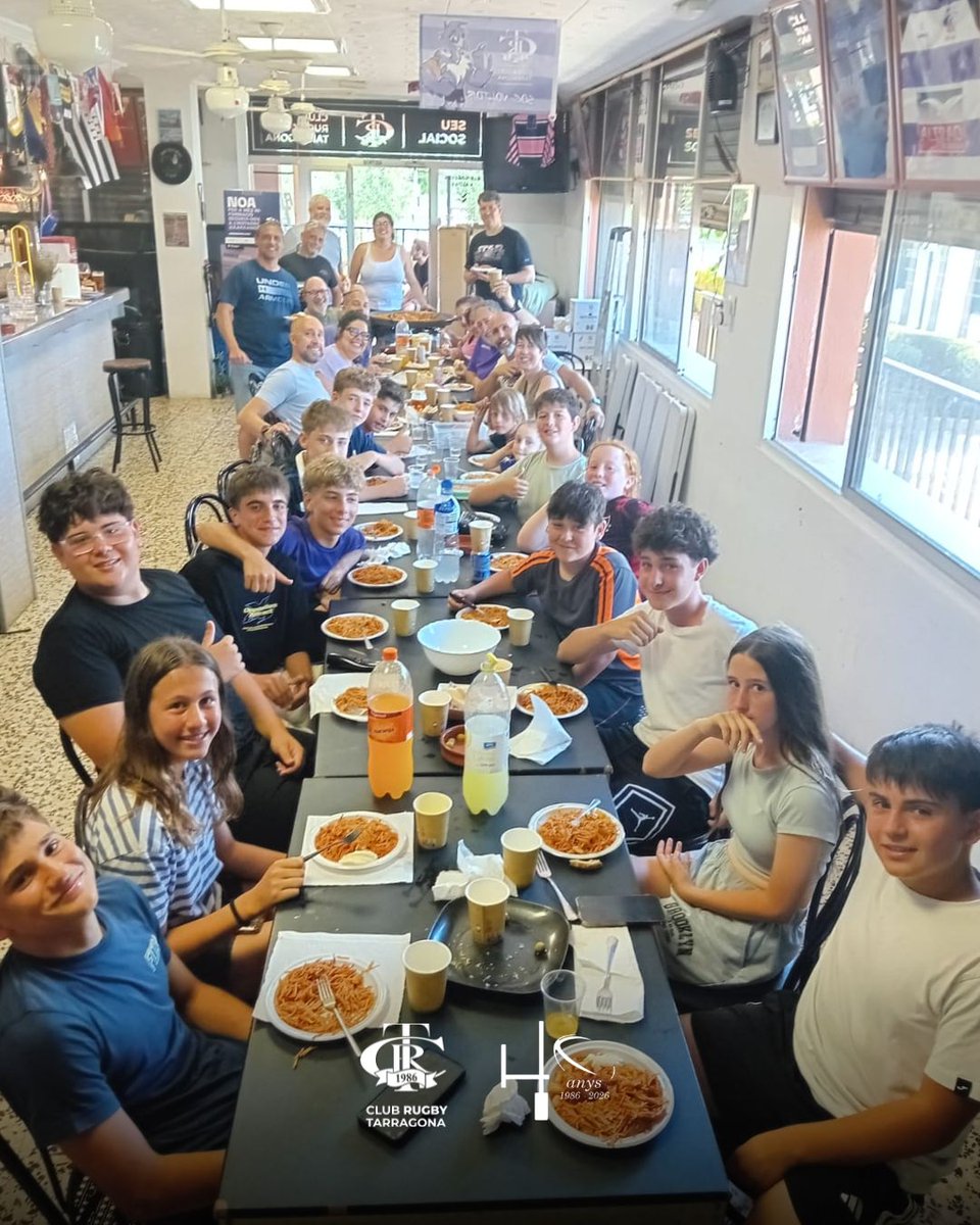 RugbyTarragona's tweet photo. 🏉 El S14 tanca la temporada en família

Pares i fills van compartir camp en un partit ple de rialles, orgull i alguna jugada que encara s’està discutint a casa 😅

I després, un tercer temps per recordar que aquest club és molt més que un equip 💜🦅

#rugbytarragona #voltors https://t.co/mUm4lINRG2